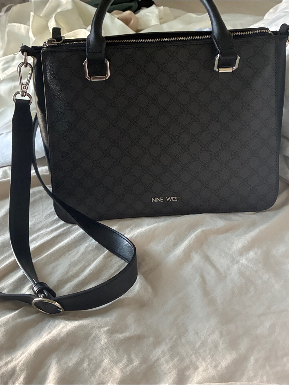 Women’s handbag with crossbody attachment